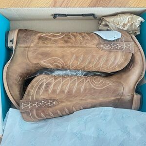 Brand New Lane cowboy boots size 8